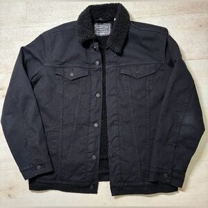 Levi’s Men's Black Sherpa-Lined Denim Trucker Jacket Size Medium